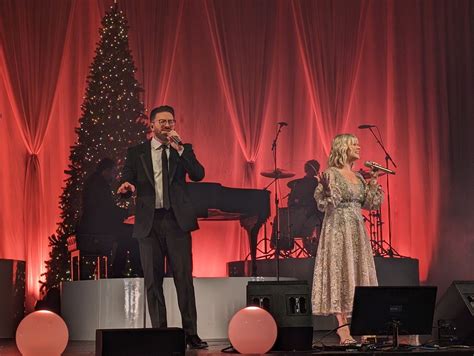 Review: Superstars share stage to ‘Celebrate Christmas’ at Bay Area concert